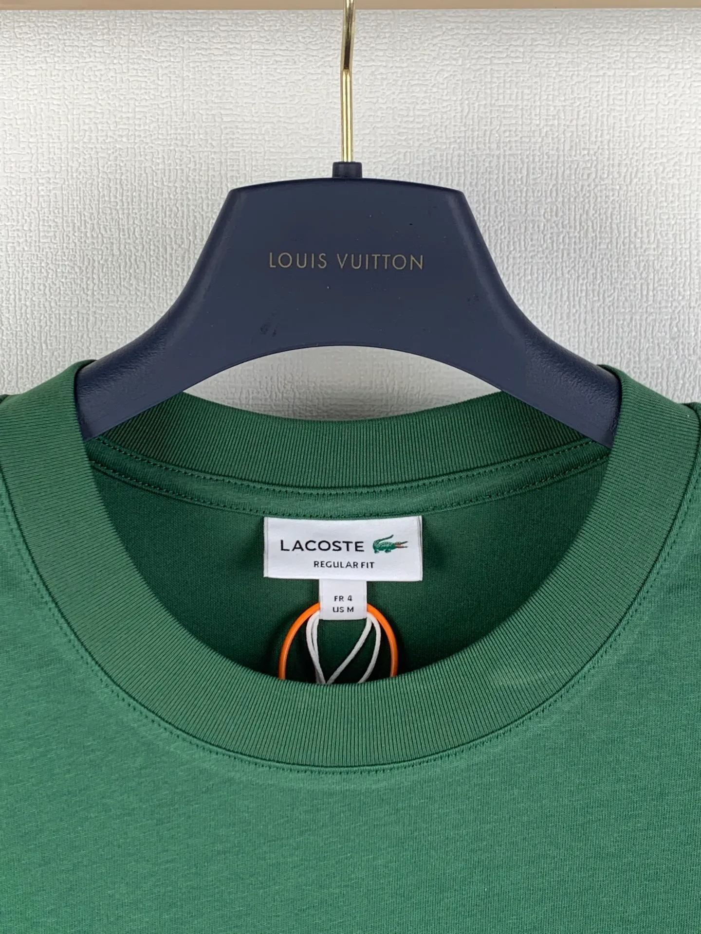 Lacoste crocodile logo short-sleeved T-shirt. Customized combed smooth plain cotton. Smooth and soft. Comfortable. Breathable. The pine dark green that has been deposited by time. The soft tones make people calm and calm. The iconic small crocodile pops up in the heart. The vivid logo contrasts with the calm background. The calm colors show the French style. Cut out the complexity and simplify it. Use solid color as the base and the logo as the print to show the texture and brand heritage in a low-key manner. Process 1: Use the car seal process. Make independent embroidered chapters through computer embroidery, then position them and sew them to fix them on the clothes. They have a strong three-dimensional effect, are strong and washable, and have stable quality. Process 2: The fabrics have been fermented and washed. They have a better hand feel and are not easy to deform, not easy to shrink, not easy to fade, and maintain long-term beauty. Accessories: Customized 1:1 Lacoste crocodile logo Customized 1:1 Lacoste trademark Version: Loose version Size: S M L XL